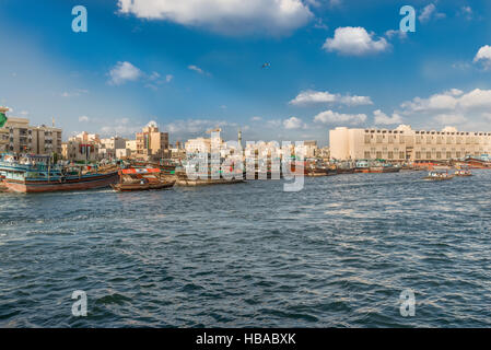 Il taxi acqueo attraversando il famoso Creek di Dubai, UAE Foto Stock