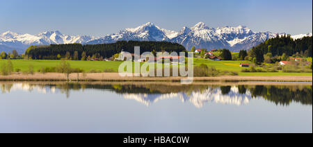 Ampio panorama paesaggio di montagna delle Alpi Foto Stock