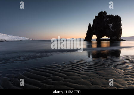 Rock Hvitserkur in Islanda in inverno Foto Stock