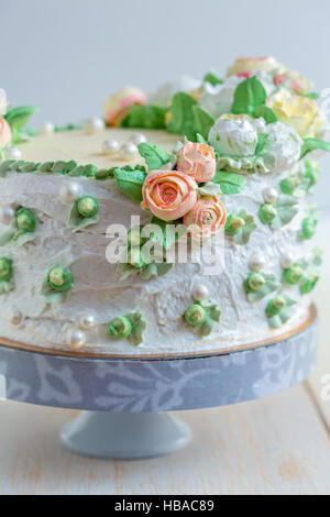 Torta con crema di rose e perle di zucchero. Foto Stock