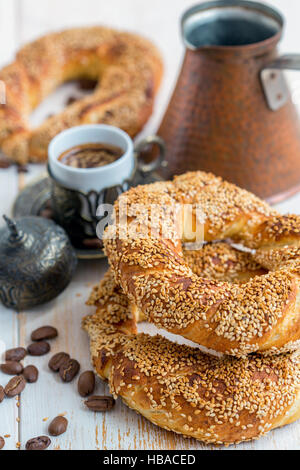 Bagno turco bagel con semi di sesamo. Foto Stock