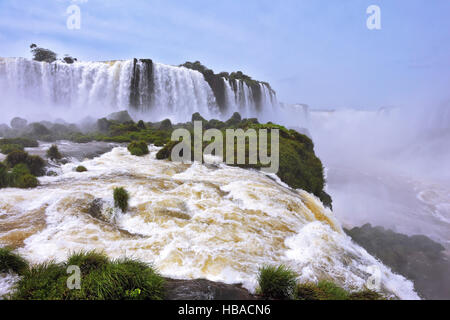 Su acqua volute una fine nebbia Foto Stock