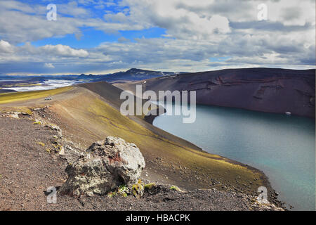 Il lago blu nel cratere del vulcano Foto Stock