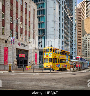 Un tram che viaggia lungo Des Voeux Road, nel centro di Hong Kong Foto Stock