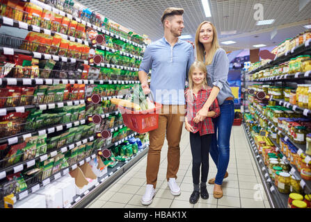 La famiglia facendo la spesa quotidiana Foto Stock