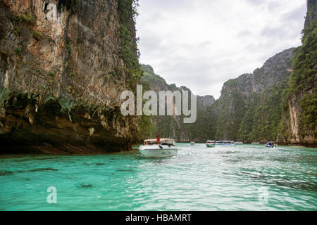 Bellissimo paesaggio lagunare arrotondata con montagne in Isola di Phuket, Tailandia. All'aperto orizzontale shot Foto Stock