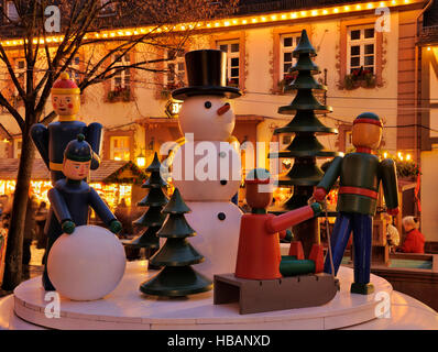 Holzfiguren auf dem Weihnachtsmarkt in Michelstadt im Odenwald Hessen Foto Stock