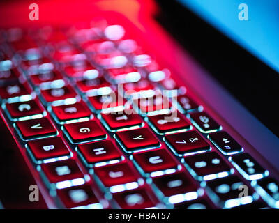 Notte Illuminata computer laptop concentrandosi sulla tastiera Foto Stock