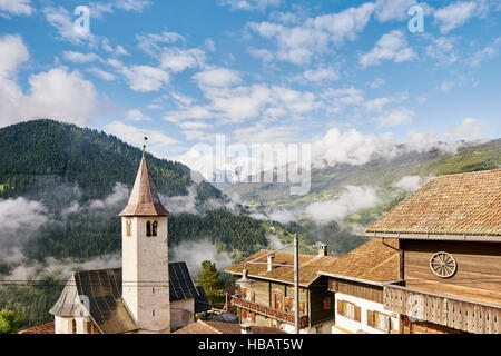 Vista dei tetti e nuvole basse, Coira, Svizzera Foto Stock