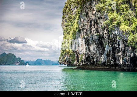 Bellissimo paesaggio lagunare arrotondata con montagne in Isola di Phuket, Tailandia. All'aperto orizzontale shot Foto Stock