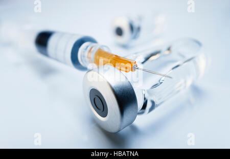 Farmaci iniettabili in fiale sigillate e una di plastica monouso siringa medica Foto Stock