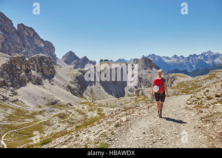 Vista posteriore di un escursionista femmina escursioni nelle Dolomiti, Sesto, Alto Adige, Italia Foto Stock