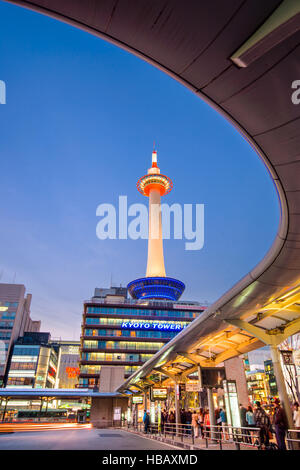 KYOTO, Giappone - Aprile 7, 2014: Kyoto tower di notte dalla stazione di Kyoto il terminal bus. La torre risale al 1963. Foto Stock