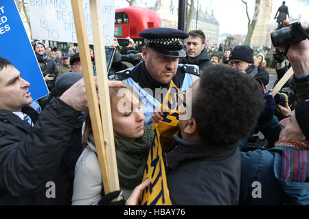 Separare la polizia pro e anti Brexit manifestanti al di fuori della Corte suprema di Londra dove il governo è un appello contro una sentenza che il Primo Ministro deve cercare MPs' approvazione per innescare il processo di assunzione di Gran Bretagna fuori dell'Unione europea. Foto Stock