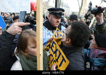 Separare la polizia pro e anti Brexit manifestanti al di fuori della Corte suprema di Londra dove il governo è un appello contro una sentenza che il Primo Ministro deve cercare MPs' approvazione per innescare il processo di assunzione di Gran Bretagna fuori dell'Unione europea. Foto Stock