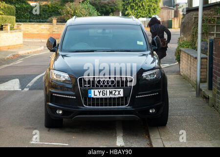 Ampia la trazione a quattro ruote motrici il veicolo parcheggiato in troppo piccola residenti nello spazio di parcheggio: due ruote sul marciapiede in modo auto si adatta la larghezza. Regno Unito Foto Stock