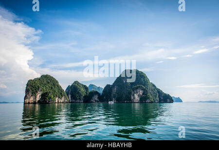 Bellissimo paesaggio lagunare arrotondata con montagne in Isola di Phuket, Tailandia. All'aperto orizzontale shot Foto Stock