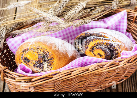 Panini con semi di papavero in un cestino del pane Foto Stock