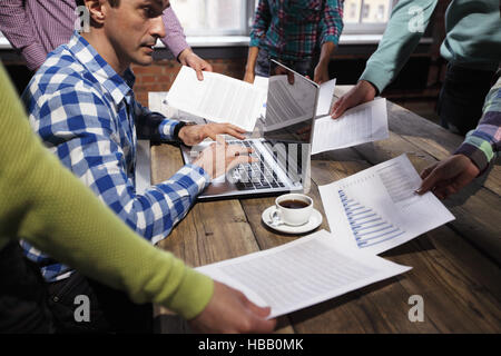 Uomo d'affari ottenendo un lavoro extra termine concetto Foto Stock