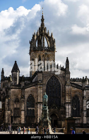 West esterno di Saint Giles Cathedral e la statua in bronzo di Walter Francesco Montagu Douglas Scott, quinto Duca di Buccleuch Foto Stock