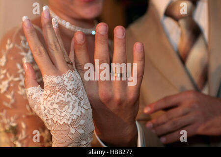 Sposa e lo sposo le mani che mostra gli anelli di nozze Foto Stock