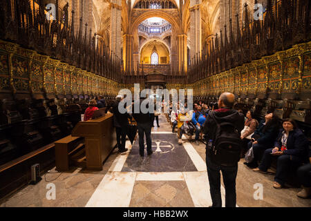 Spagna, Barcellona, gruppo di turisti in gita turistica nella Cattedrale della Santa Croce e di Santa Eulalia Foto Stock