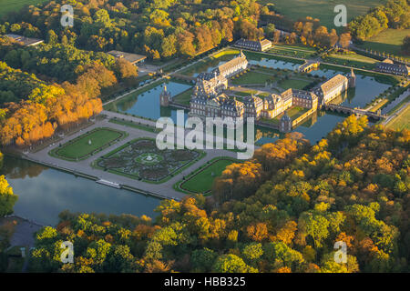 Vista aerea, barocco Castello Schloss Nordkirchen in autunno, Versailles del Münsterland, moated il castello con il giardino barocco Foto Stock