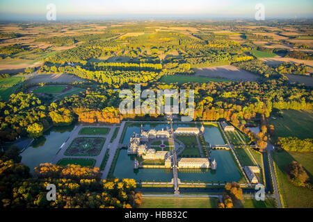 Vista aerea, barocco Castello Schloss Nordkirchen in autunno, Versailles del Münsterland, moated il castello con il giardino barocco Foto Stock