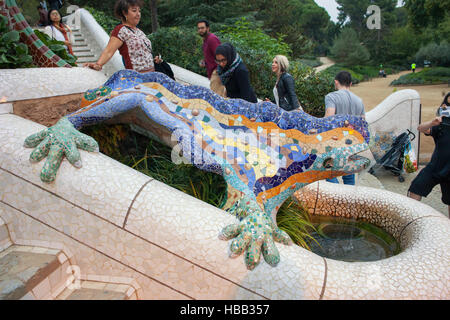 Dragon Fontana (El Drac, Salamander) da Gaudi nel Parco Guell, Barcellona, in Catalogna, Spagna Foto Stock