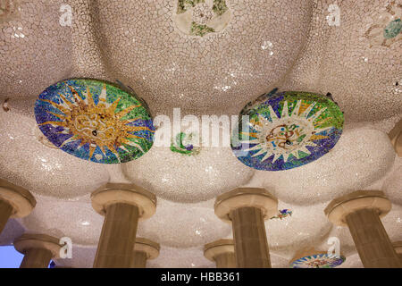 Spagna, Barcellona, il soffitto della camera Hypostyle nel Parco Guell, mosaico Trencadis dalla piastrella rotta cocci, design di Gaudi Foto Stock