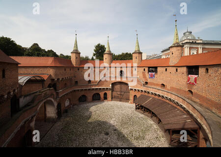 Il Barbican fortificazione in Cracovia in Polonia. Fortezza del xv secolo, parte delle mura antiche della città. Foto Stock