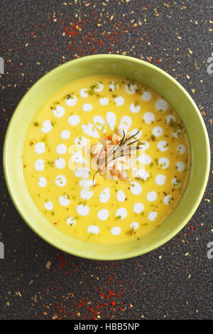 Zuppa di zucca in una ciotola tettuccio Foto Stock