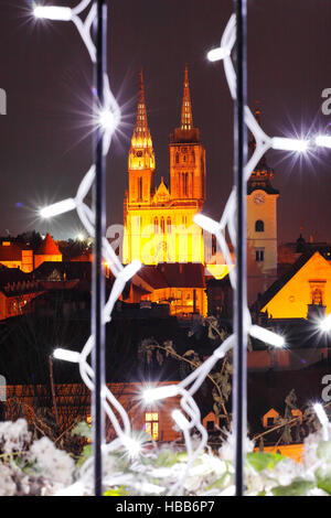 La cattedrale di Zagabria visto attraverso una recinzione illuminato in tempo di Natale Foto Stock