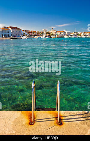 La città di Vodice vista dalla spiaggia Foto Stock