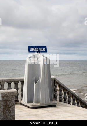 Un orinatoio pubblico sul lungomare di Bata Foto Stock