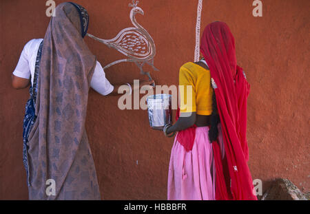 Inde, Rajasthan, Village des dintorni de Tonk, cette femme realizzare des peintures murales (Thapa) sur le mur exterieur de sa maison. // India, Rajastha Foto Stock