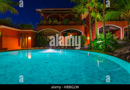 Piscina in hotel su isola di Bali Indonesia Foto Stock