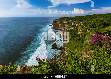 Costa vicino tempio Uluwatu di Bali Indonesia Foto Stock