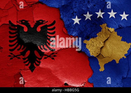 Bandiere di Albania e Kosovo dipinta sulla parete incrinato Foto Stock