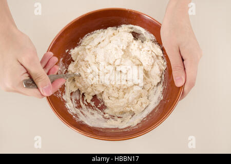 Preparazione dell'impasto di farina e acqua Foto Stock