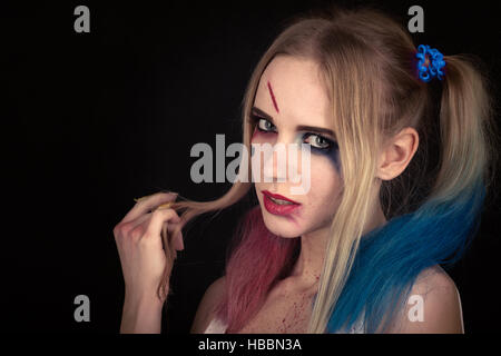 Ritratto di cosplayer sorridente ragazza in costume Harley Quinn sullo  sfondo luci della città di notte. Cosplay Foto stock - Alamy