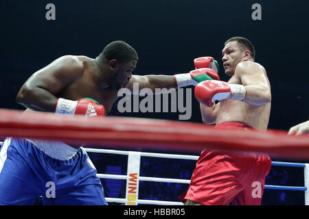 Sofia, Bulgaria - 3 Dicembre 2016: Boxer Kubrat Pulev (R) combatte in corrispondenza dell'anello con Samuel Peter a WBA Internazionale Campionato Heavyweigh in Arena Foto Stock