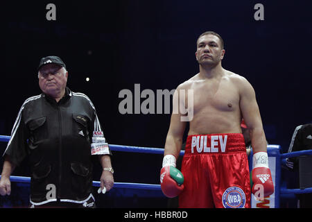 Sofia, Bulgaria - 3 Dicembre 2016: Boxer Kubrat Pulev va in corrispondenza dell'anello con il suo allenatore Ulli Wegner (L) prima del suo incontro di boxe con Samuel Peter a WB Foto Stock