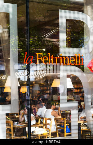 Milano , LOMBARDIE, Italia - 30 agosto 2015 : Nuova area a Milano Italia. la 'Porta Nuova' con il famoso bar libreria Feltrinelli dove si può mangiare o Foto Stock