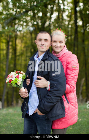 Il ragazzo e la ragazza a piedi Foto Stock