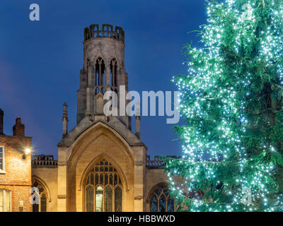 St Helen Stonegate Chiesa e albero di Natale in St Helens Square York Yorkshire Inghilterra Foto Stock