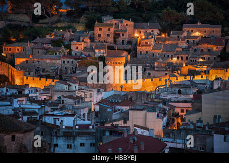 Tossa de Mar di notte, murata medievale Città Vecchia - Vila Vella, Catalogna, Spagna Foto Stock