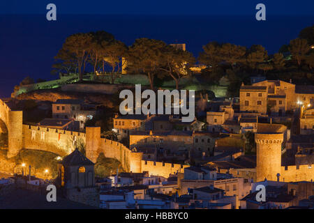 Vecchia città di Tossa de Mar illuminata di notte a Costa Brava in Catalogna, Spagna Foto Stock