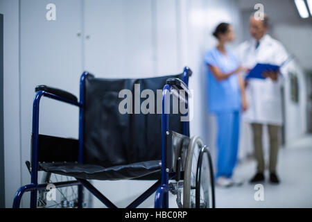 La sedia a rotelle in ospedale corridoio Foto Stock