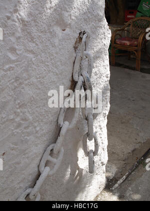 Close up della catena di metallo appeso alla parete in Roda Corfu Grecia Foto Stock